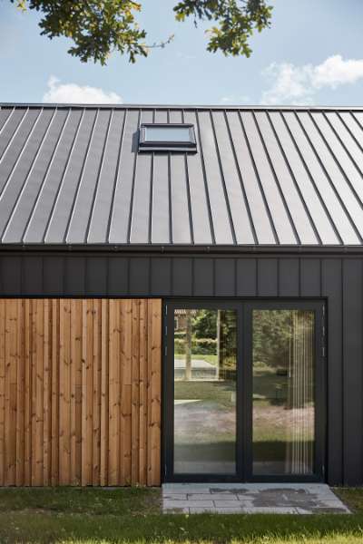 Erweiterung aus Stahl und Holz verschafft der Risskover Bibliothek zusätzlichen Raum „zum Ausleihen“, Risskover Bibliothek - Fortebakken 1, 8240 Risskov, Dänemark